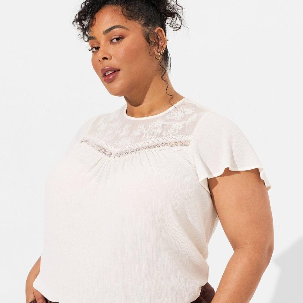 Torrid - Washable Crinkle Gauze Flutter Sleeve Lace Mix Top in Pristine White